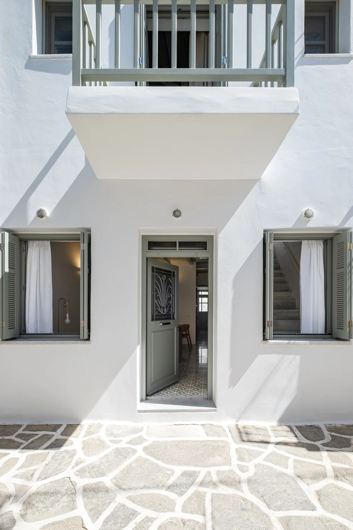 Entrance l Neighborhood